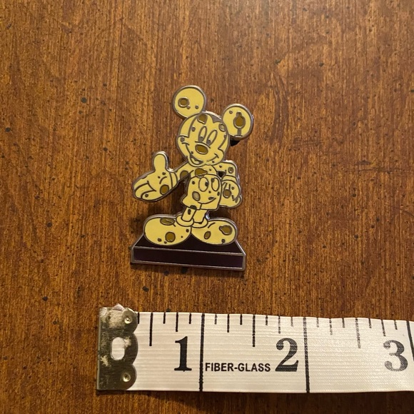 Mickey Mouse Big Cheese Trade Pin - Picture 6 of 7